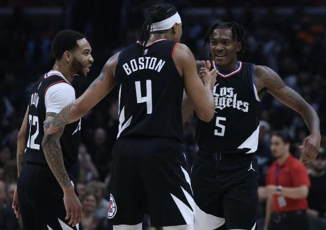 索博斯洛伊：我们将萨拉赫的事件搁置一边，没去想场外的事情（索博斯洛伊：我们把萨拉赫风波放一边，只专注比赛，不理会场外干扰）