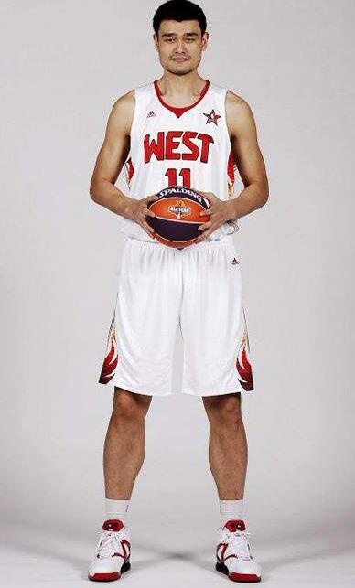 穆雷35+10两双，个人投进9记三分，三分命中率达50%（穆雷砍下35+10完成两双，飙进9记三分，三分命中率50%）