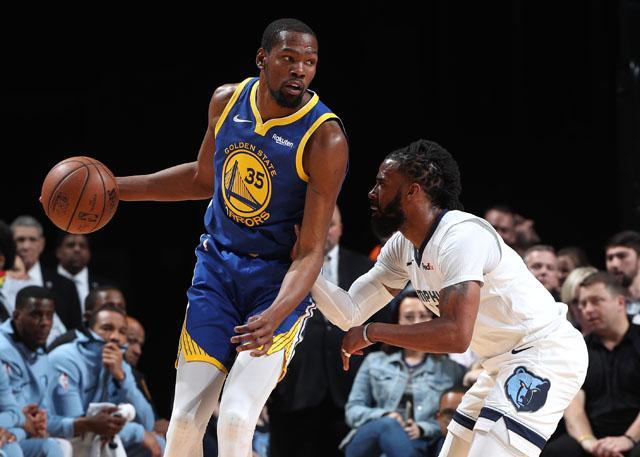 英雄出少年！17岁小胡子凌空抽射：欧冠3连斩创纪录 身价2000万欧（少年成名！17岁“小胡子”凌空破门，欧冠三连斩刷新纪录，身价2000万欧）