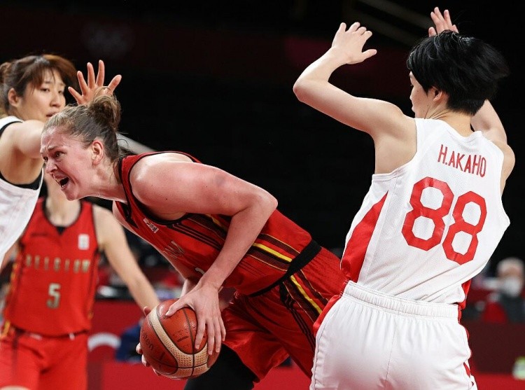 CBA比赛精彩瞬间：深圳队绝杀广东,（深圳压哨绝杀广东：CBA上演惊险一幕）