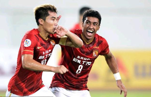 中超赛场争议判罚：VAR判罚引发热议,（中超场上风波再起：VAR判罚成焦点）