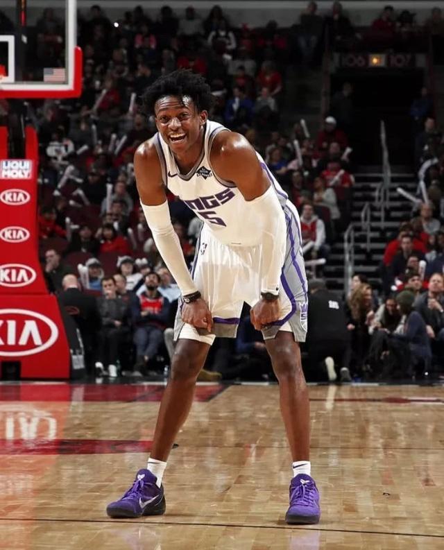 NBA：独行侠击败骑士 东契奇全场数据爆炸（NBA：独行侠力克骑士，东契奇数据大爆发）