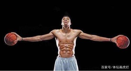 回顾曼联vs樱桃争议判罚：塞梅尼奥“锁喉”仅染黄，疑似多次手球（曼联对樱桃判罚惹争议：塞梅尼奥“锁喉”仅黄牌，多次疑似手球成焦点）