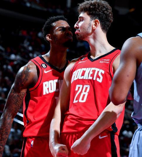 约基奇的表现让人惊叹不已（约基奇展现统治力，表现令人赞叹）