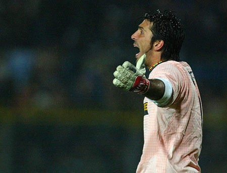 马卡：许多球探想在青年欧冠上考察霍安，但他却没参加比赛（马卡：多名球探欲在青年欧冠考察霍安，结果他未出场）