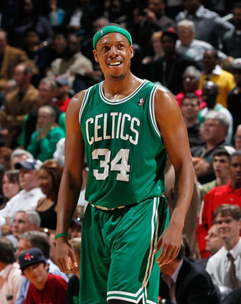 拳怕少壮！火箭小贾阿门联手冲击湖人防线 詹姆斯逐渐力不从心（后浪当道！火箭小贾阿门联手冲击湖人防线，詹姆斯渐显疲态）