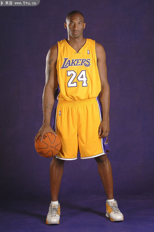 康宁汉姆球衣荣退母校，恩师盛赞活塞球星不忘初心（活塞球星康宁汉姆母校球衣退役，恩师称其初心未改）