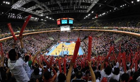 华子喜极而泣，队友热情拥抱（华子欣喜落泪，队友热烈相拥）