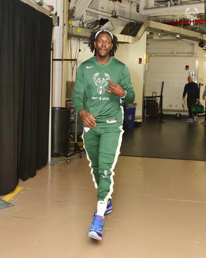 唯一手感在线！詹姆斯本场外线7中3，队友合计31中3（詹姆斯独撑外线：7投3中，队友合计31投仅3中）