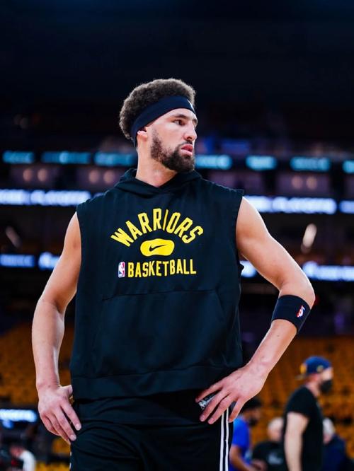 森林狼官方：爱德华兹因右脚酸痛明日对阵国王出战成疑（森林狼官宣：爱德华兹右脚酸痛，明日战国王出场成疑）