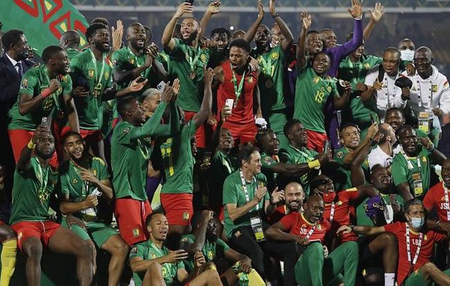 土鸡PK桑巴！国际排联认证这是本届VNL至今最激烈的强强对话！（土鸡大战桑巴：国际排联认定为本届VNL迄今最火爆的强强对决）