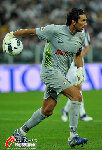 马内克首节三分4中4，首节同曦外线10投5中（马内克首节三分火力全开4投全中，同曦外线首节10投命中5球）