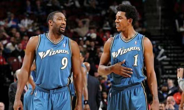 主教练生病离场！魔术主帅莫斯利本场能否回归成疑（主帅突发不适提前离场，魔术主教练莫斯利本场回归存疑）