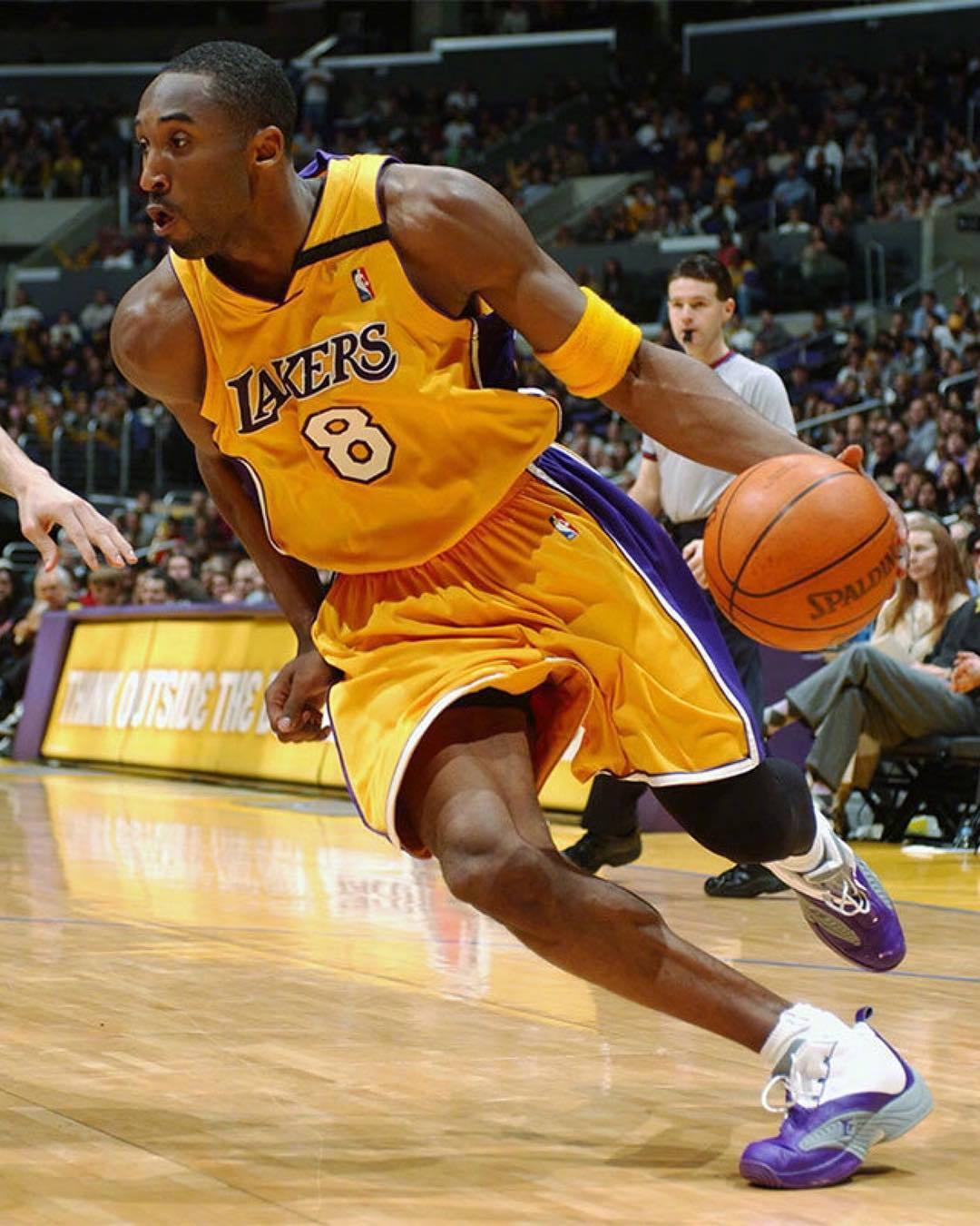 生涯之夜的两位新秀交换球衣合影后，奎因从哈珀手上要回球衣（生涯之夜两位新秀互换球衣合影，奎因随后向哈珀索回球衣）