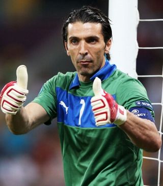 格策再遇弗里克，欧冠对决引回忆（格策欧冠再会弗里克，旧忆涌现）