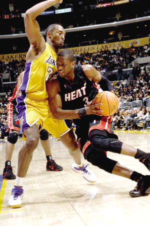 足球队员饮食与恢复计划（足球运动员营养与康复方案）