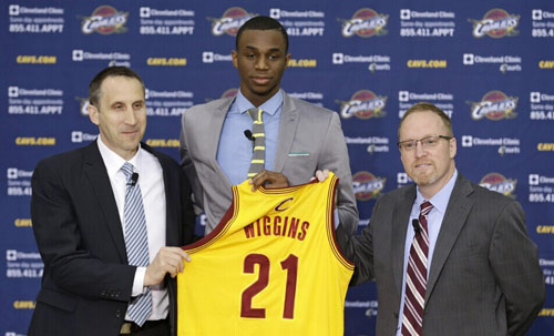 德甲战报：迪亚斯传射、杰克逊锁胜局，拜仁3-1圣保利（德甲：迪亚斯传射建功，杰克逊终结悬念，拜仁3-1力克圣保利）