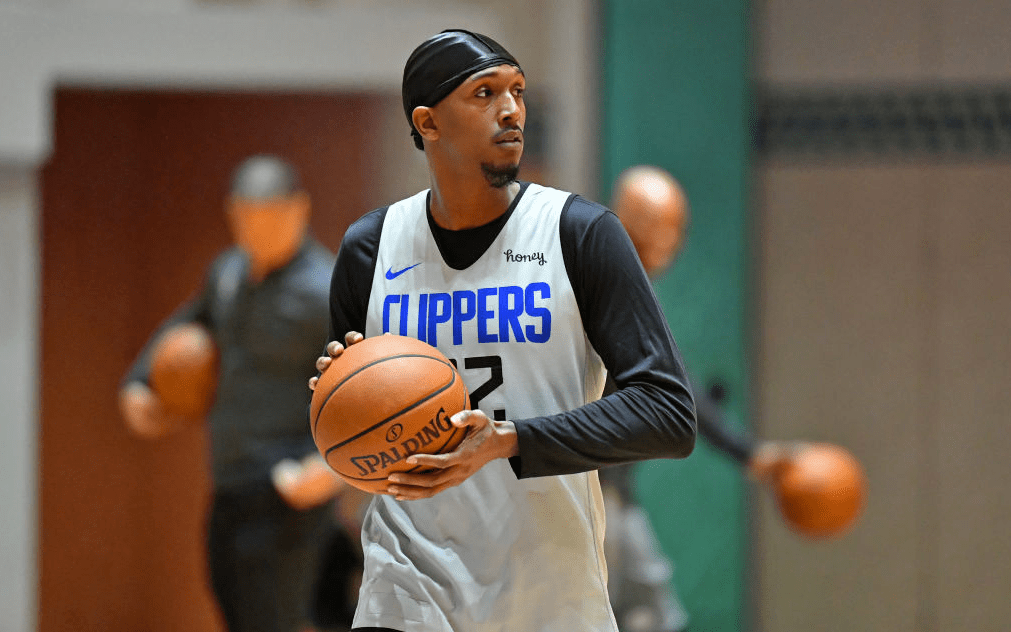 英足总官方：指控热刺后卫罗梅罗被红牌罚下后对裁判做出过激行为（英足总公告：热刺后卫罗梅罗红牌离场后对裁判行为过激，已被指控）