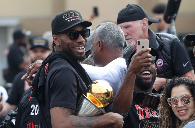 每体：一名巴萨球迷因点燃焰火导致公交车起火被逮捕（每体：巴萨球迷燃放焰火致公交起火，已被警方拘捕）