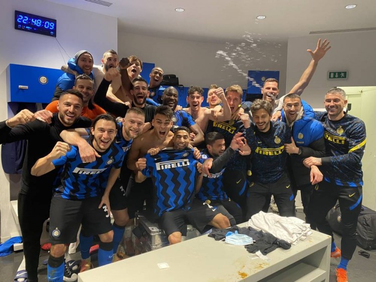 足球国足热身赛表现积极，主帅称进步肉眼可见（国足热身赛态势向好 主帅：进步一目了然）